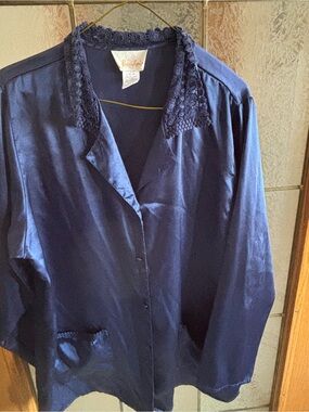 BOUDOIR NAVY SATIN BUTTON UP BLOUSE WITH CROCHET COLLAR 22” PTP